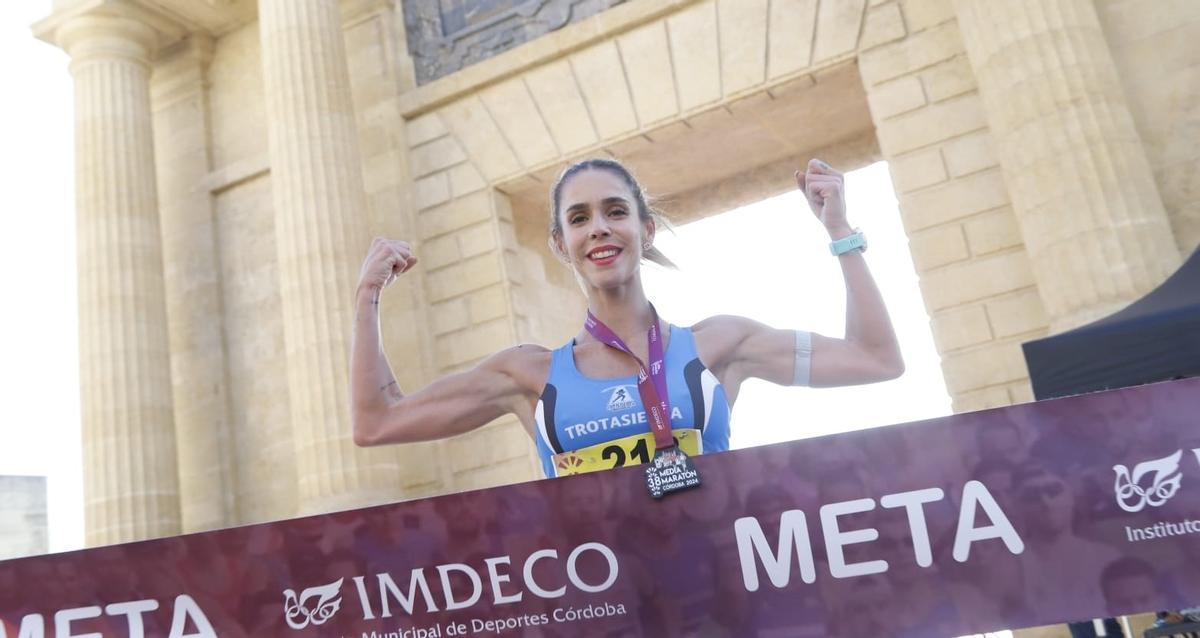 Carolina Huertas celebra la victoria en la Puerta del Puente.
