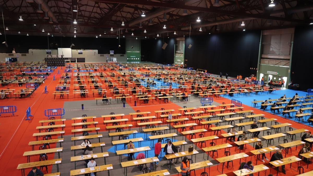 Aspirantes se preparan para iniciar el examen en una convocatoria anterior del Sergas.
