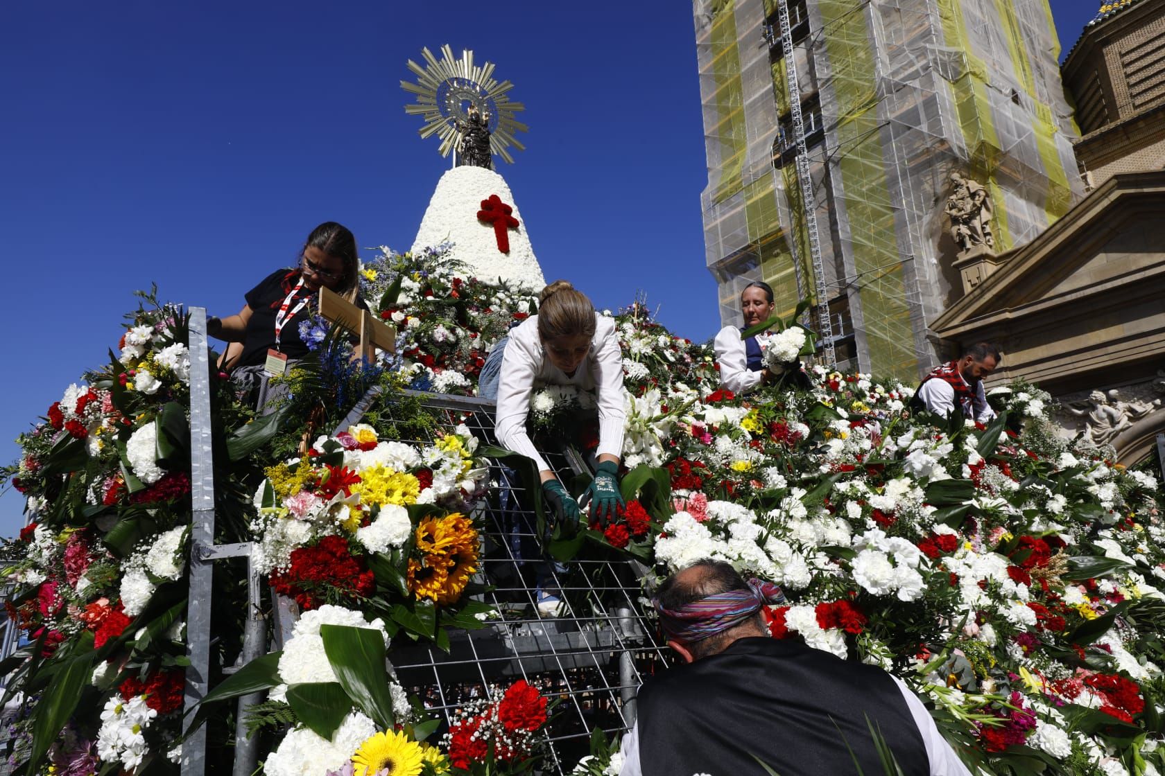En imágenes | Zaragoza vive su día grande con la Ofrenda de Flores a la Virgen del Pilar