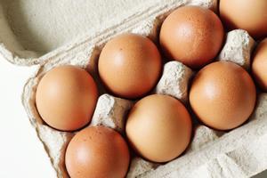 ¿Dónde hay que guardar los huevos, dentro o fuera de la nevera?