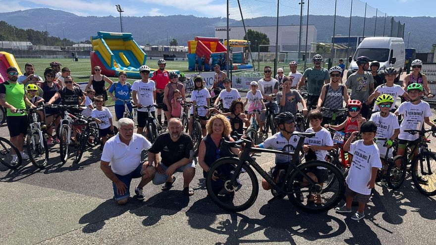 Fiesta de la Bici de Mos, ayer, antes de la salida de la ruta.