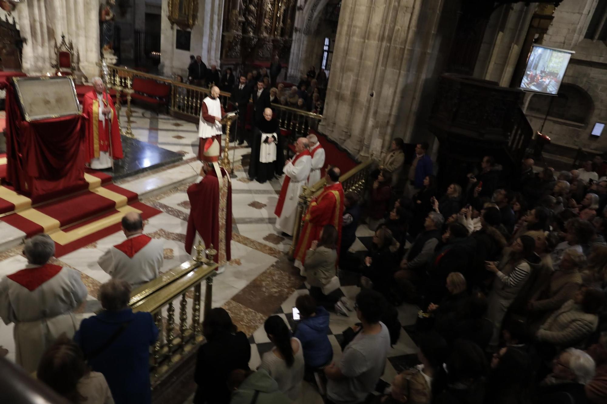 La procesión intergeneracional del Santo Entierro emociona Oviedo