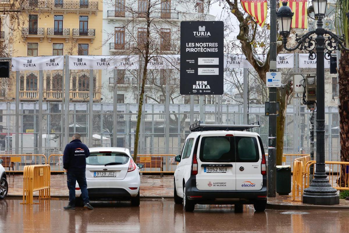Las lluvias azotan las fallas en València: mascletà suspendida y los primeros ninots protegidos con plásticos