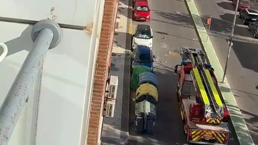Susto en Cartagena por un hombre que comenzó a lanzar botellas de cristal a la calle desde la ventana de su domicilio