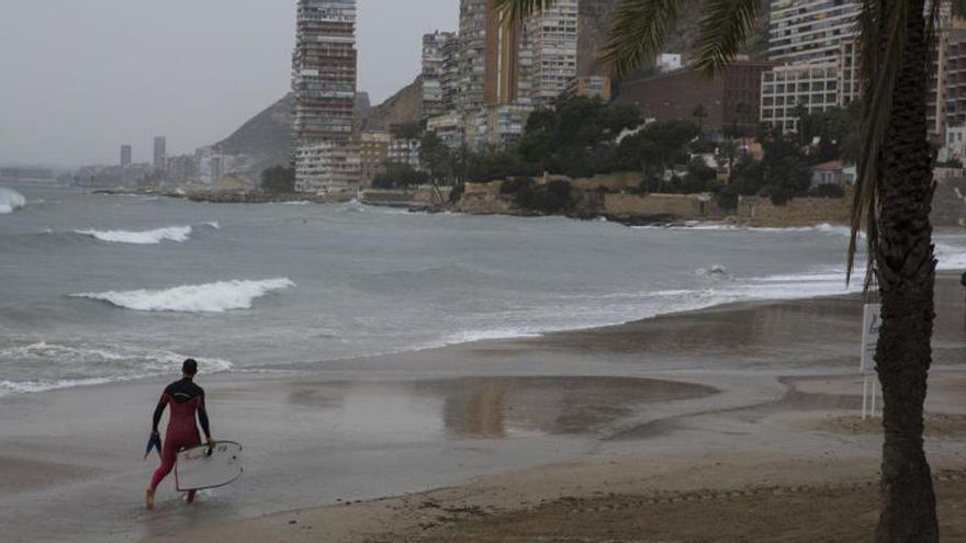 La borrasca &quot;Blas&quot; puede provocar olas de hasta 5 metros en algunos puntos de la provincia de Alicante.