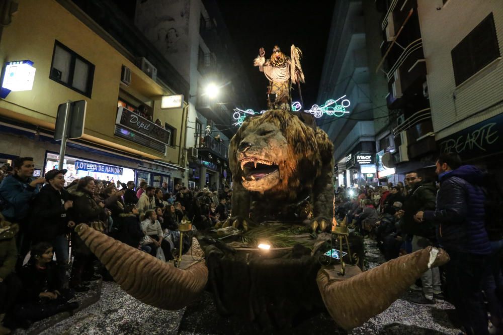 El desfile y el castillo de fuegos ponen fin a las fiestas patronales.