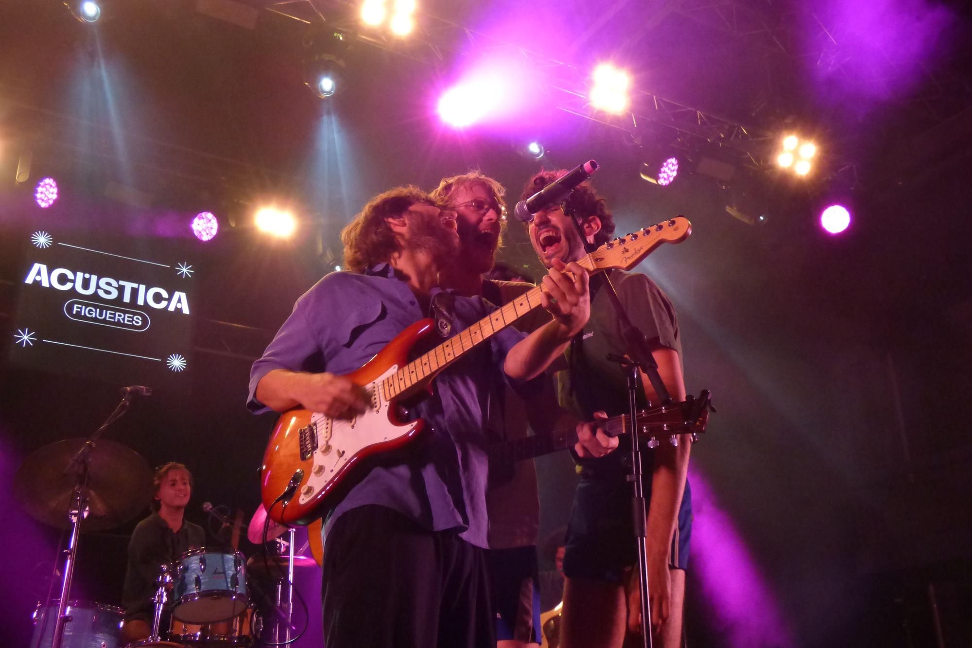 La plaça Catalunya embogeix amb la primera nit del retorn del Festival Acústica