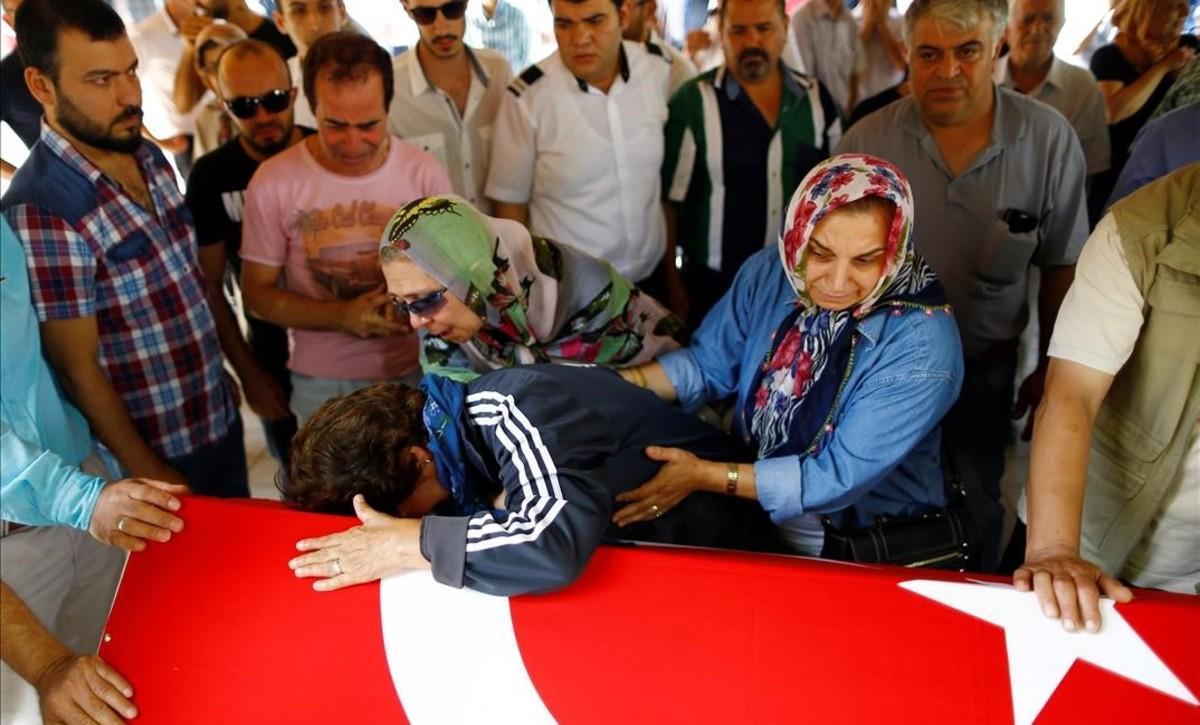 Familiars de Gulsen Bahadir, víctima a l’aeroport d’Ataturk, ploren al costat del seu taüt. 