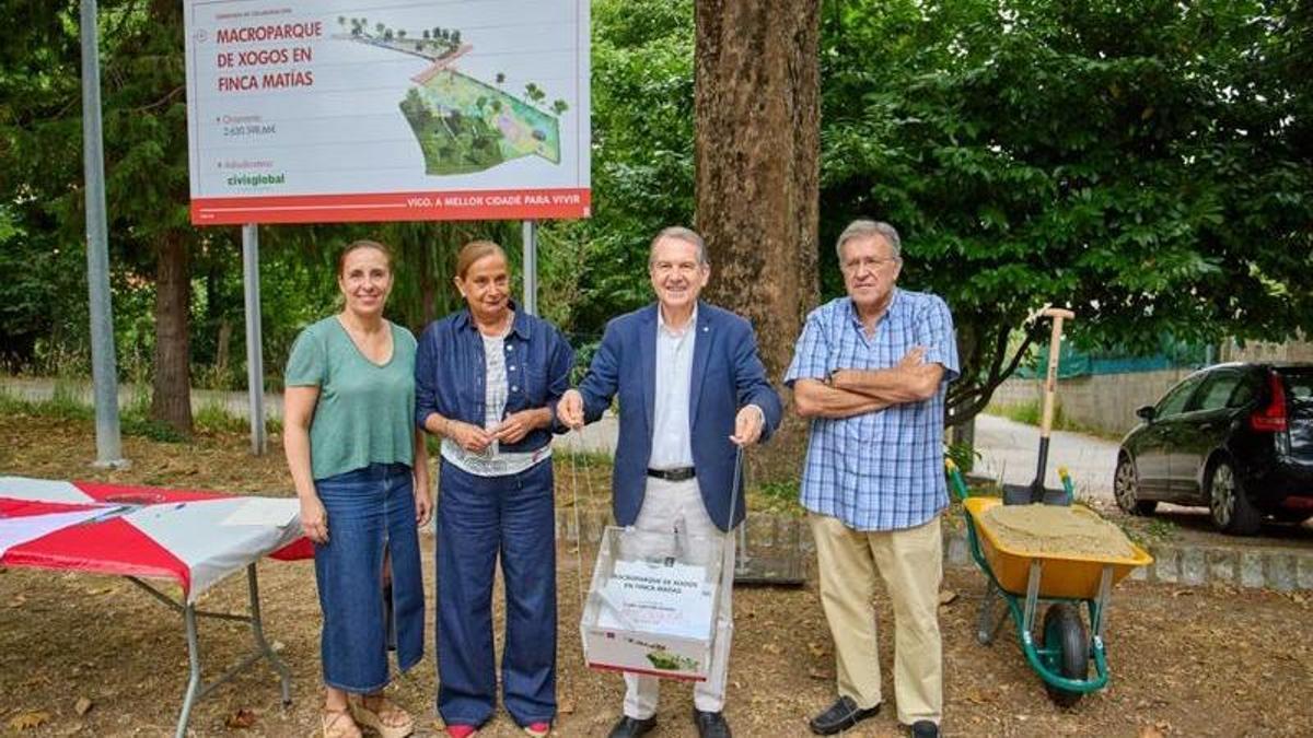 Abel Caballero y parte de sus concejales, durante el acto simbólico de la primera piedra en la Finca Matías.