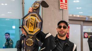 El peleador Ilia Topuria, recientemente proclamado campeón del peso pluma de la UFC, en su llegada al Aeropuerto Adolfo Suárez Madrid-Barajas