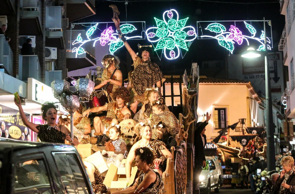 El desfile y el castillo de fuegos ponen fin a las fiestas patronales.