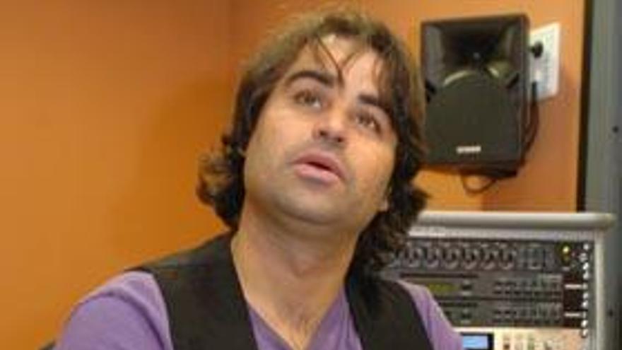 Luis Quintana, en los estudios de Radio Canarias.