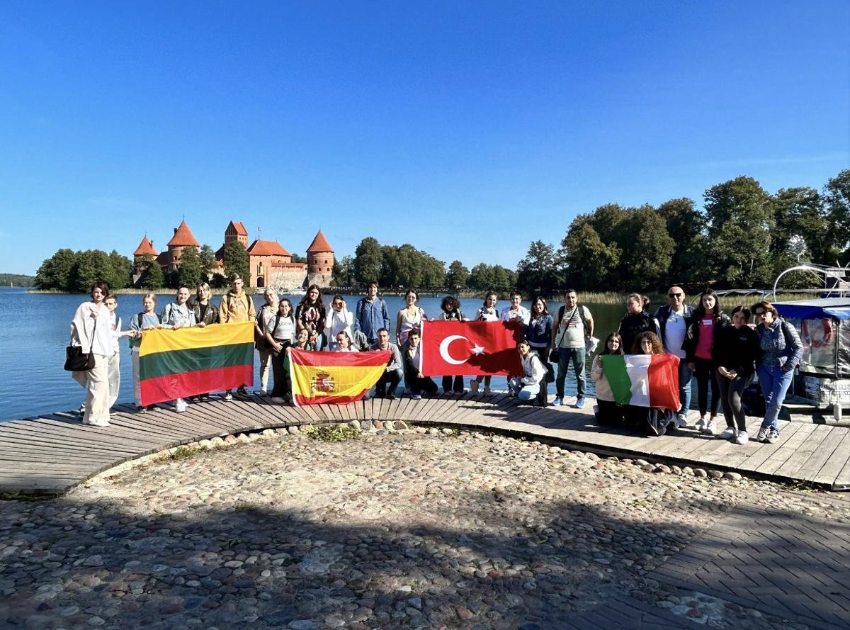 Visita a Trakai y su imponente castillo a orillas de un lago.