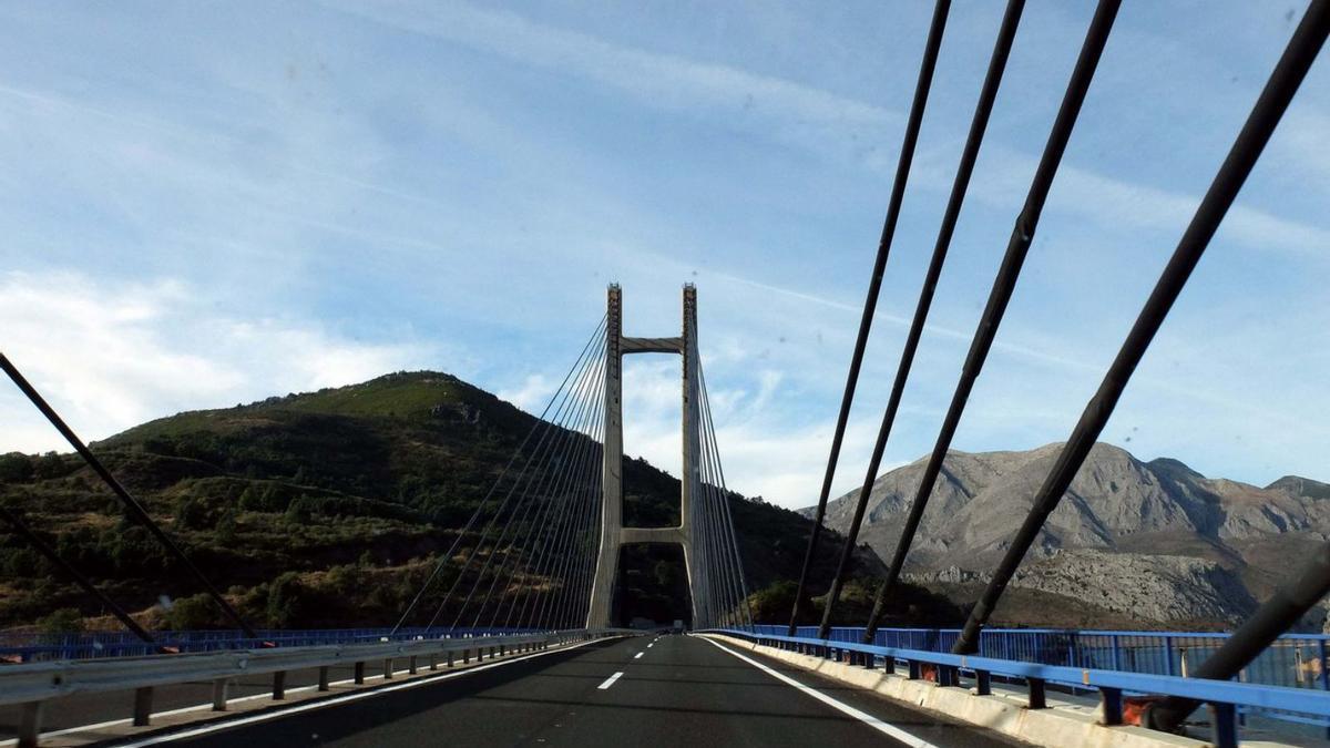 La autopista del Huerna, a su paso sobre el embalse de Barrios de Luna. | Silveira