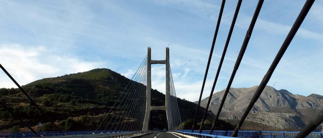 La autopista del Huerna, a su paso sobre el embalse de Barrios de Luna. | Silveira