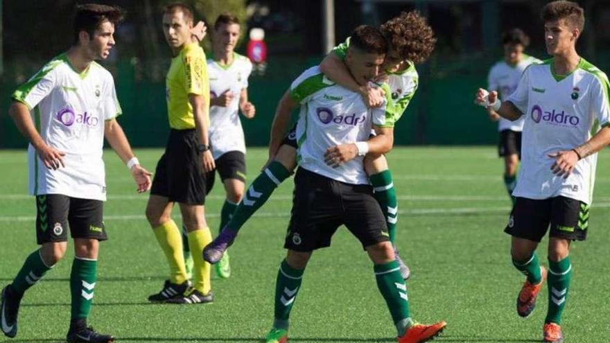 Los jugadores del Racing de Santander celebra el primer tanto del partido. // FDV