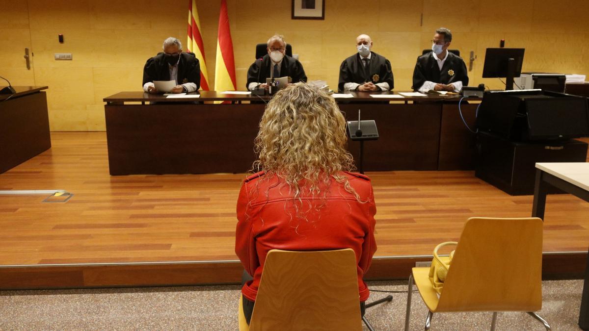 La dona que va estafar una anciana de Vilablareix, d&#039;esquenes durant el judici a l&#039;Audiència de Girona aquest 7 d&#039;octubre del 2021 (Horitzontal)