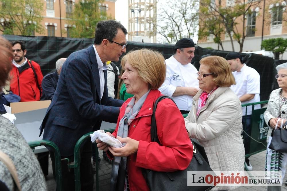 Reparto de pasteles de carne en el Cuartel de Arti