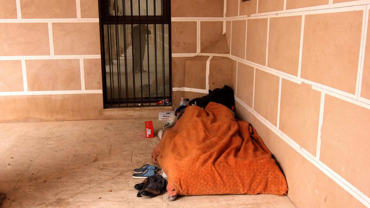 Una persona sin hogar duerme en la plaza Alta de Badajoz.