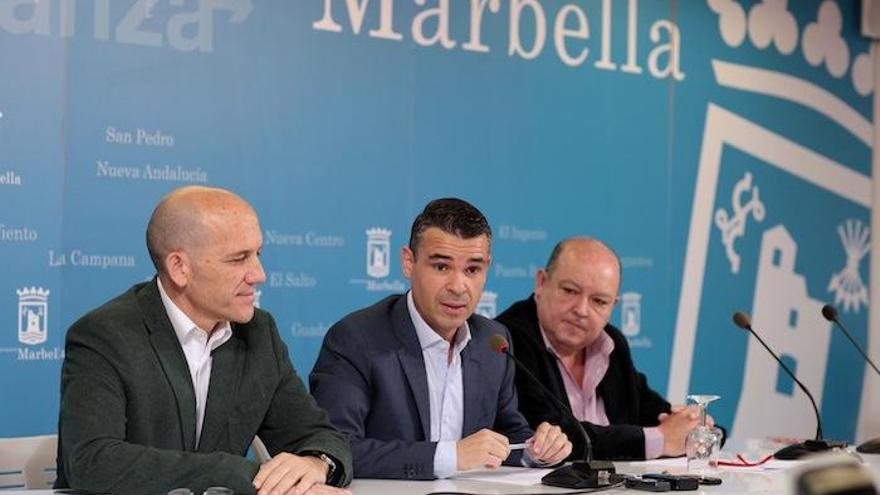 Manuel Osorio, José Bernal y Miguel Luna, ayer en el Ayuntamiento de Marbella.