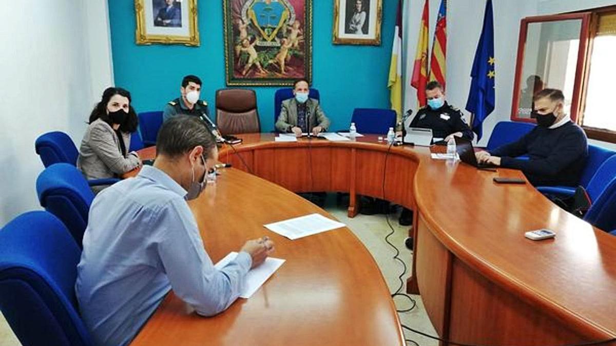 El alcalde de Pinoso presidiendo el comité municipal de seguimiento del covid-19.