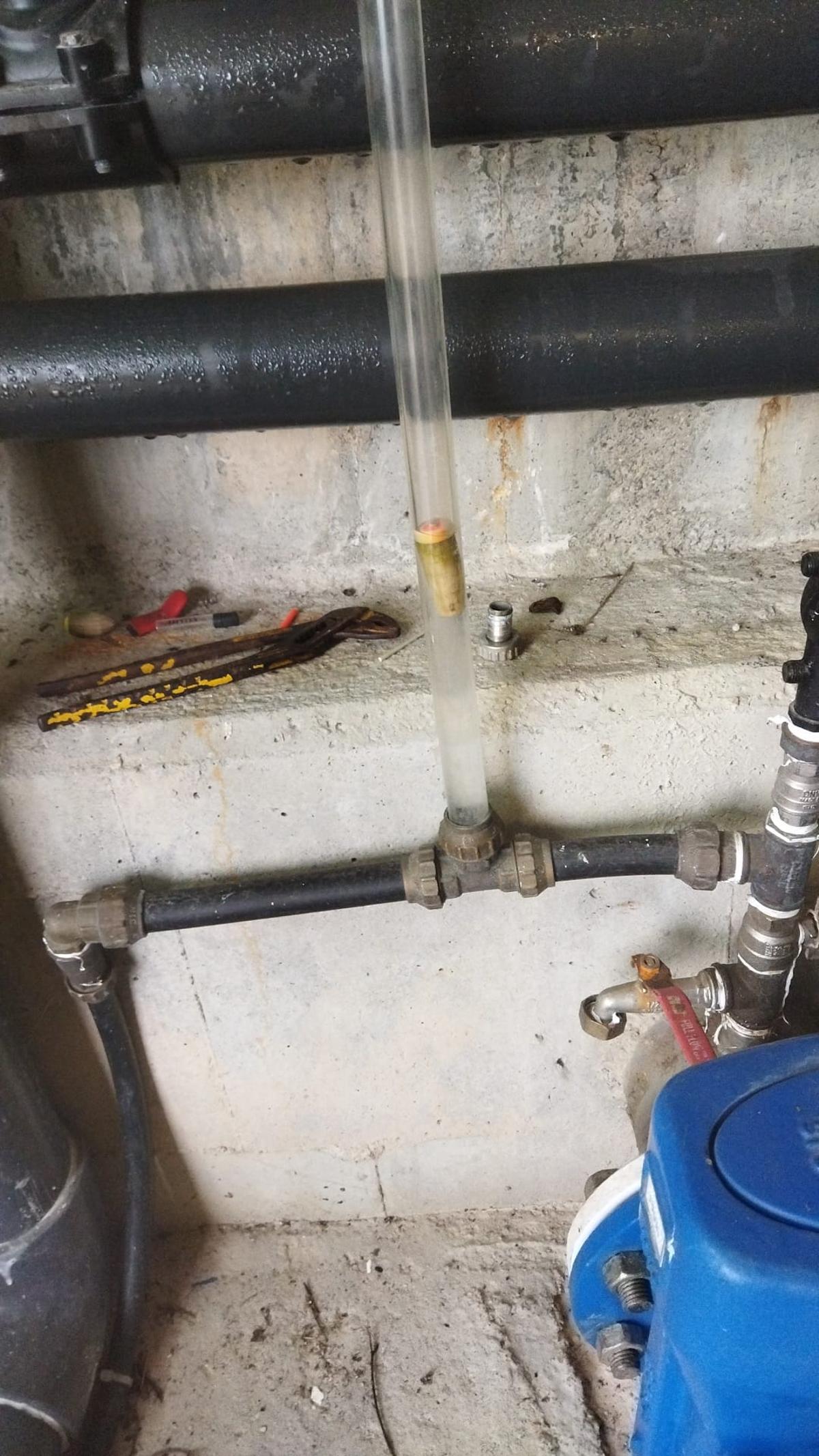 Sistema que mide el nivel del agua en el depósito.