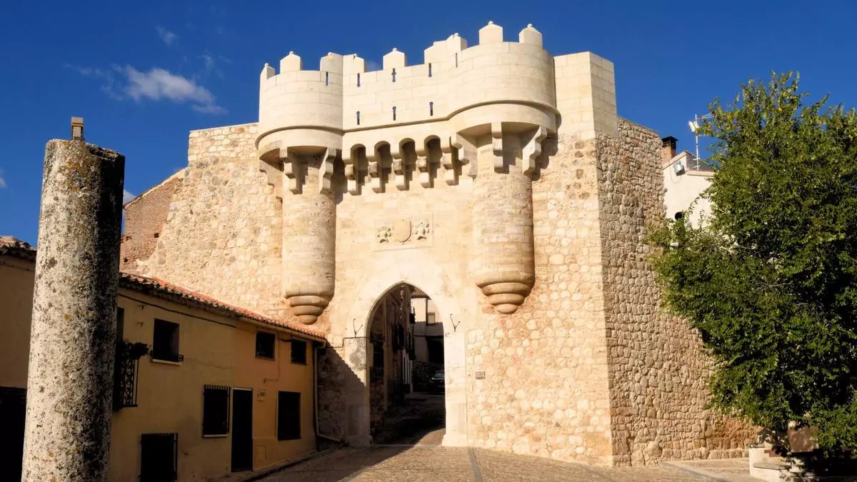 El desconocido pueblo de Castilla-La Mancha coronado por las ruinas de un castillo y repleto de cuevas utilizadas como bodega