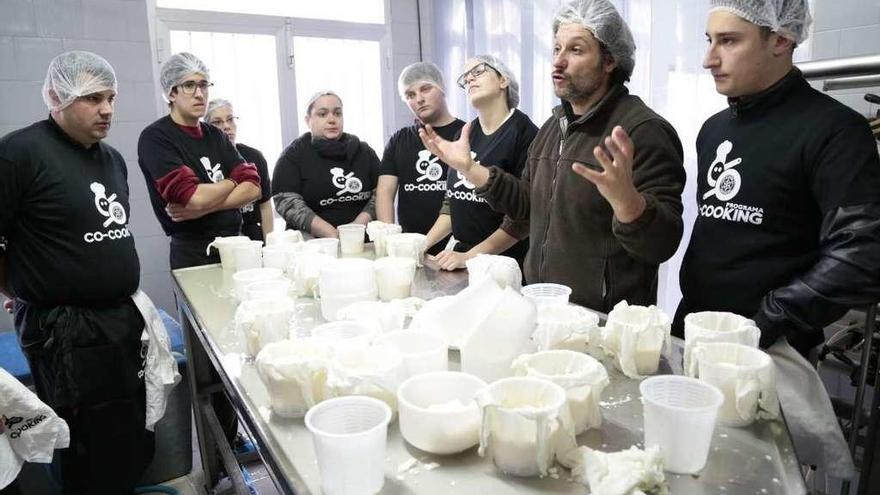 Germán García explica el proceso de elaboración de quesos a los alumnos.