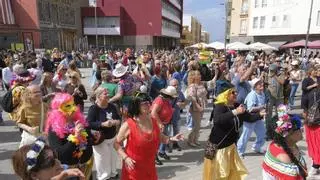 Un verbeneo 'senior' con el queso a la cabeza: la tercera edad enloquece con Pepe Benavente en la plaza del Pilar