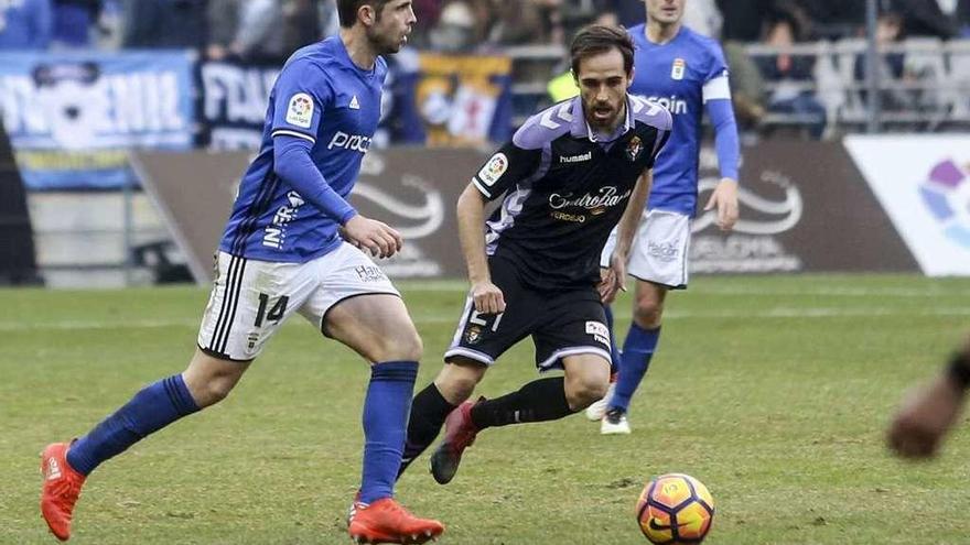 Héctor Verdés, con el balón, presionado por Míchel, del Valladolid.