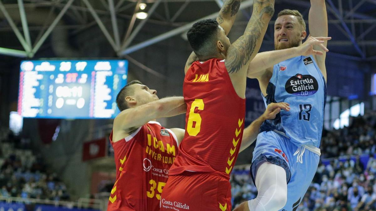 Marko Lukovic, exjugador del UCAM Murcia, defendiendo en una acción a Isaiah Taylor