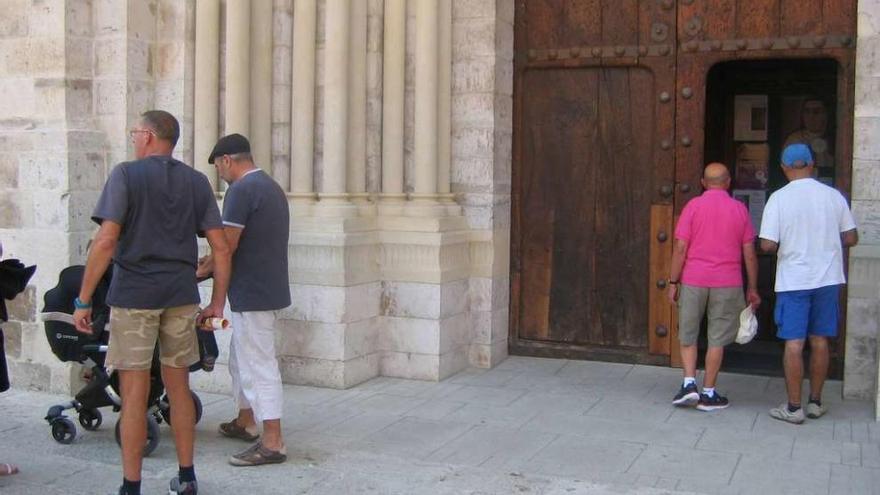 Turistas visitando La Colegiata.