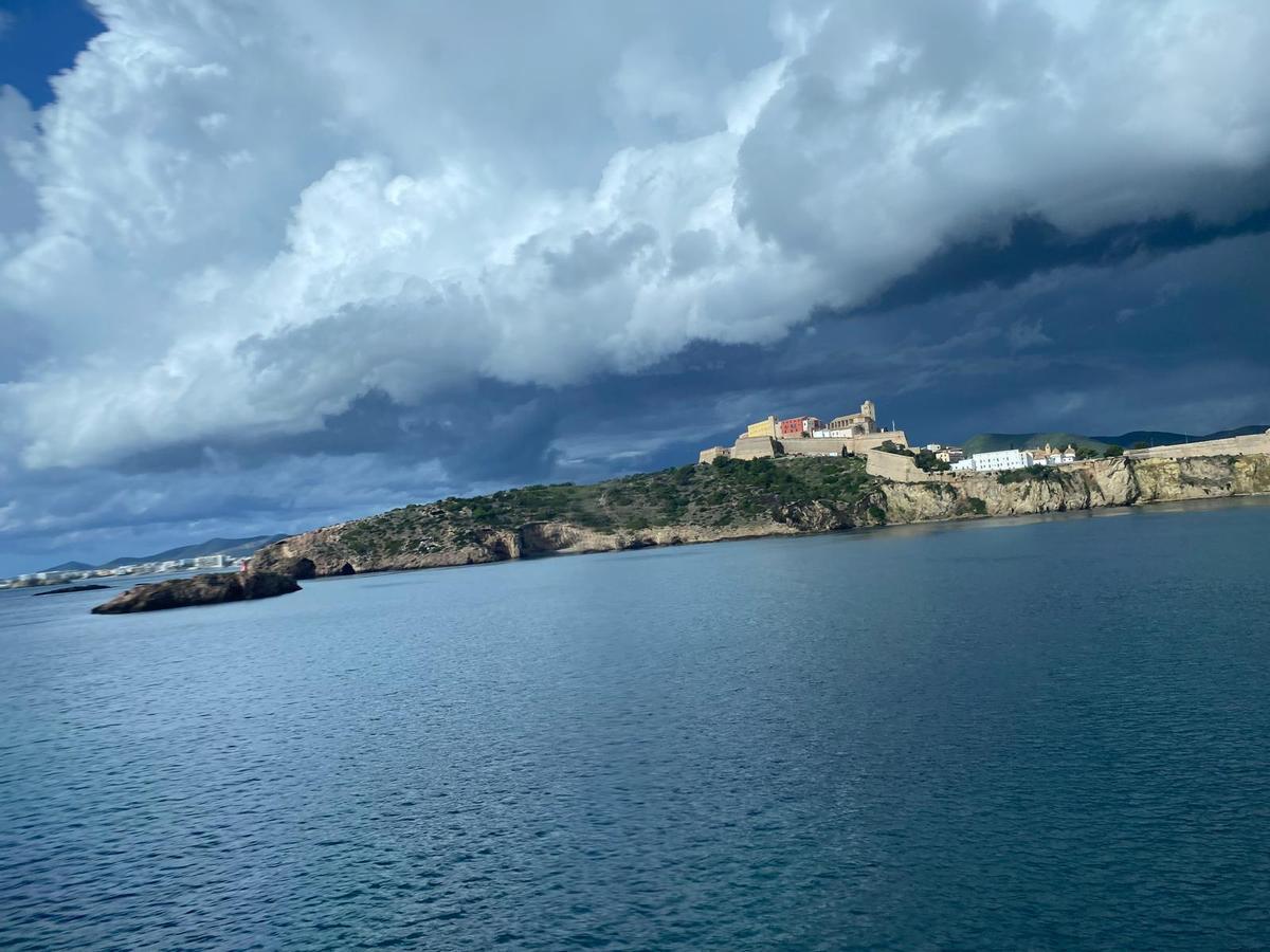 Vista de Dalt Vila con la tormenta encima.