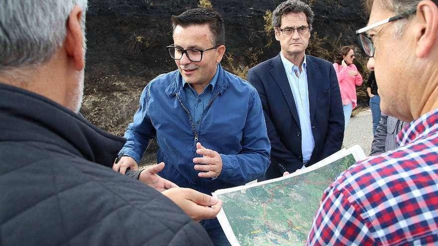 El conselleiro durante su visita ayer a los montes de Mondariz afectados por el fuego. // A. Hernández