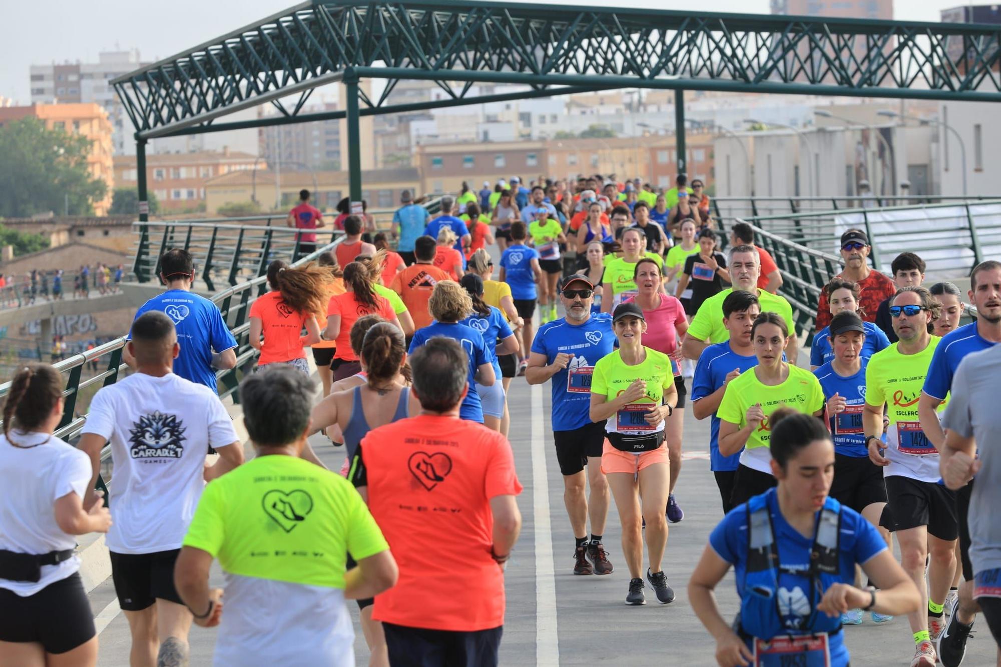Búscate en la Carrera de la Solidaridad de València: así ha sido el paso por un puente mítico de la ciudad