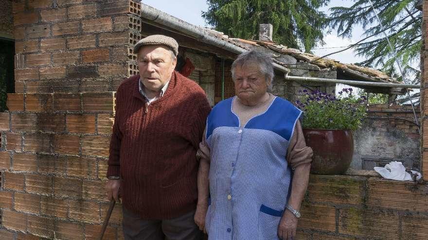 Aníbal Muñoz e Isolina Álvarez, ayer en su casa de Bóveda, Amoeiro. // Enzo Sarmiento