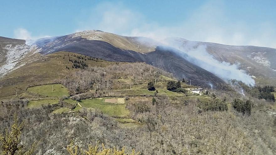 El incendio que afecta a la sierra de Bobia de Burgazal, en el límite de Tineo y Villayón.