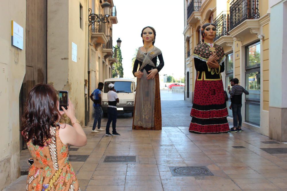 El ensayo de los "gegants" causa sorpresa entre los turistas