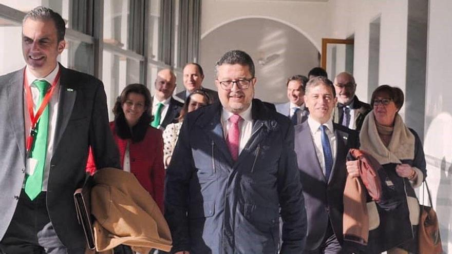 Francisco Serrano, en el centro, junto con el resto de diputados de Vox, el día de su estreno en el Parlamento andaluz.