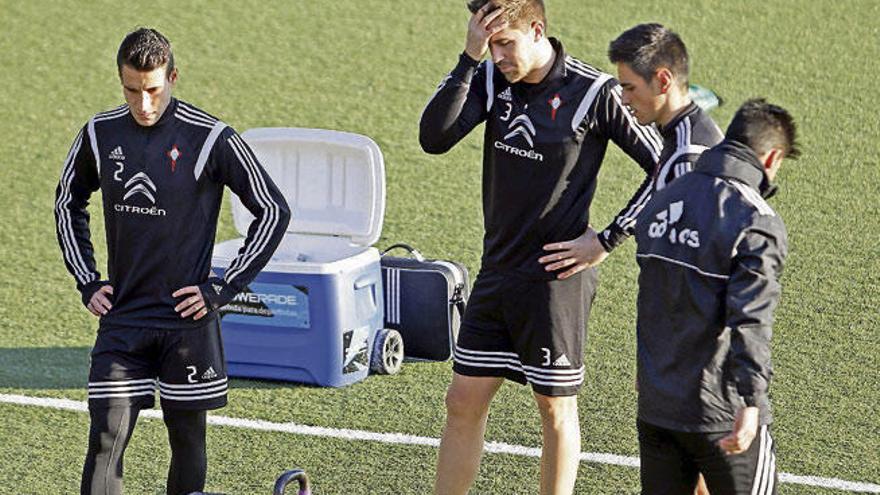 Hugo Mallo, a la izquierda, durante un entrenamiento reciente. // Marta G.Brea