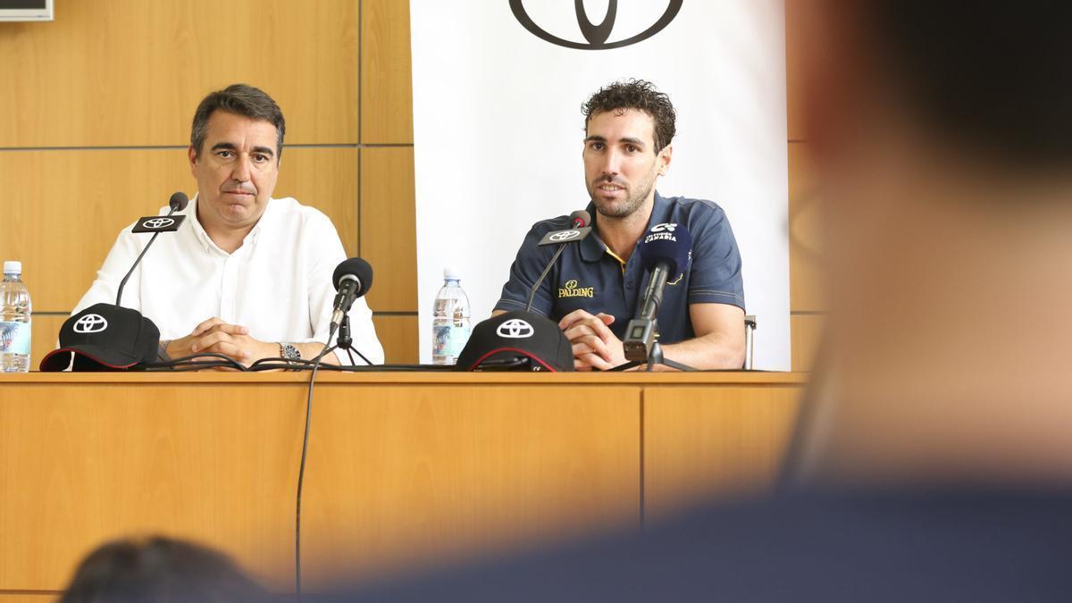 Ferran Bassas (derecha), junto a José Luzardo durante su presentación en las instalaciones de Toyota Canarias