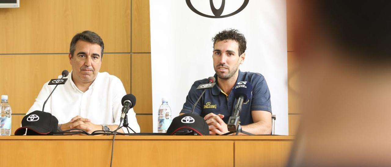 Ferran Bassas (derecha), junto a José Luzardo durante su presentación en las instalaciones de Toyota Canarias