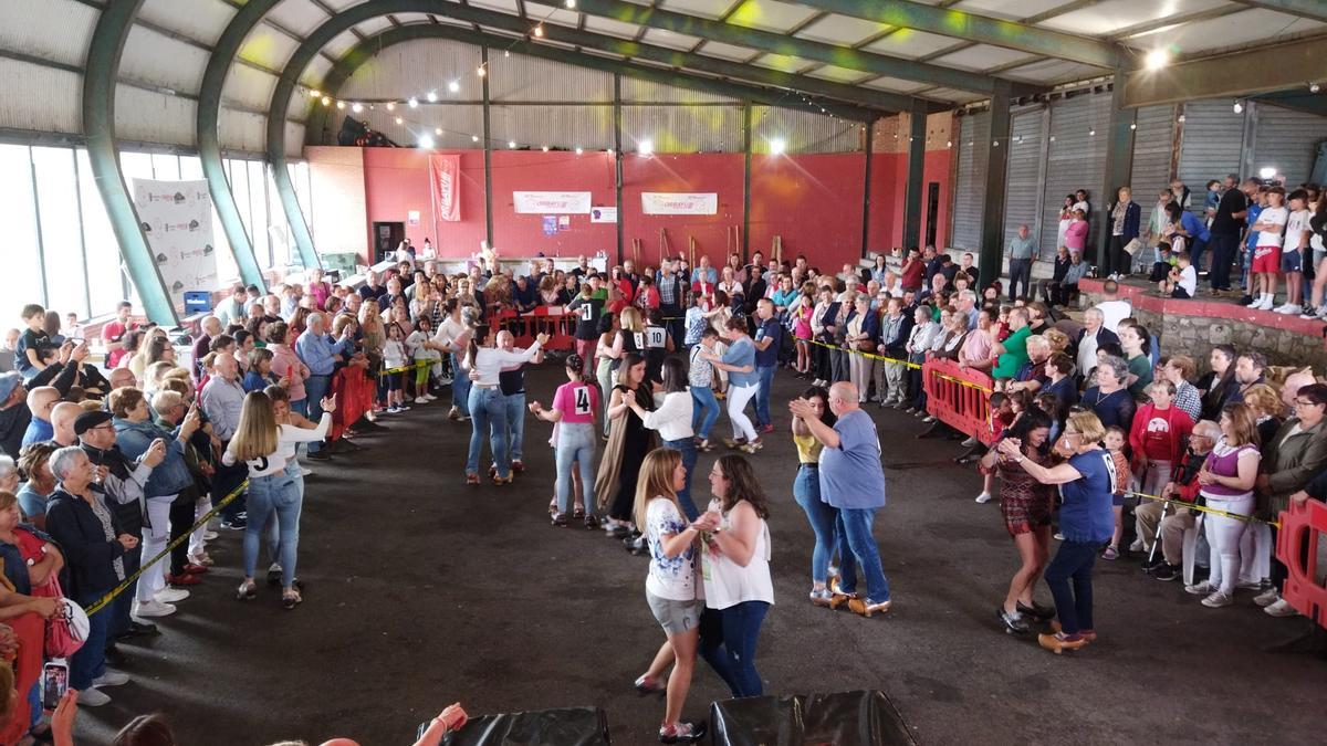 Última edición del baile de madreñas en La Festona de Salas
