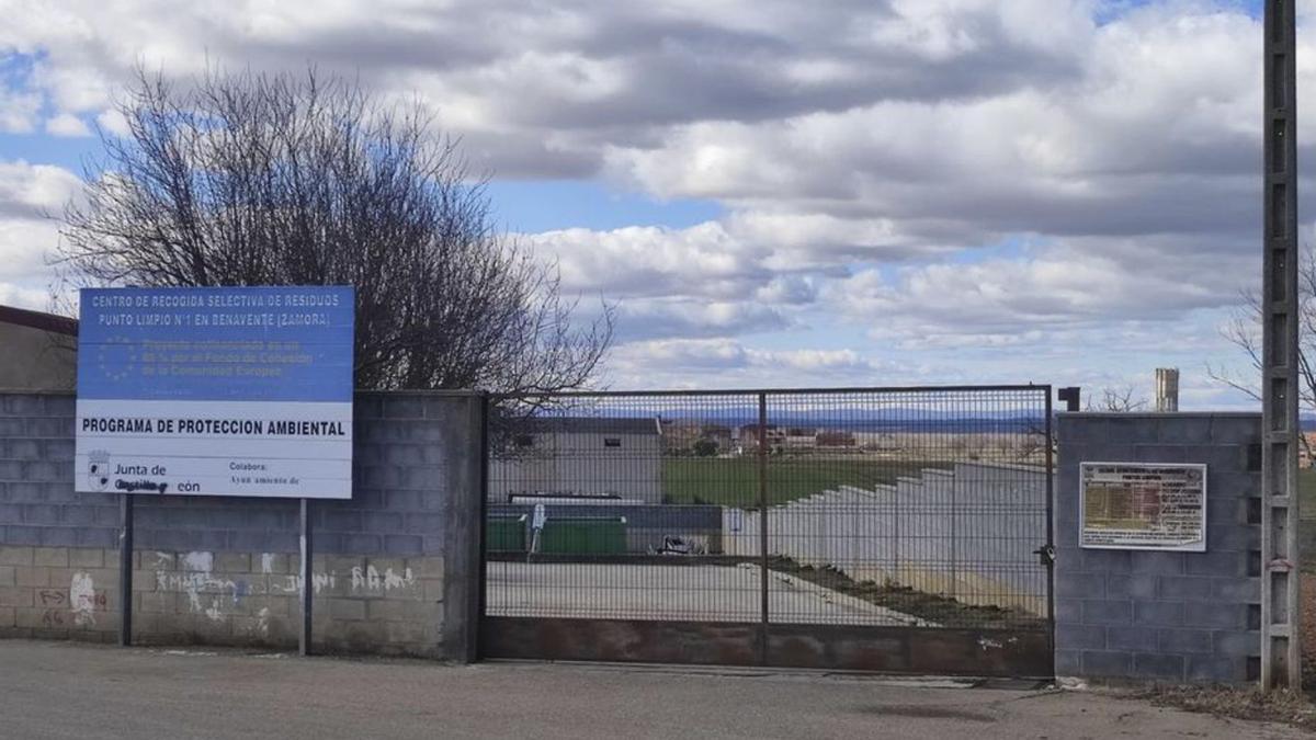 Punto limpio en el Camino de Patacorines. | J. A. G.