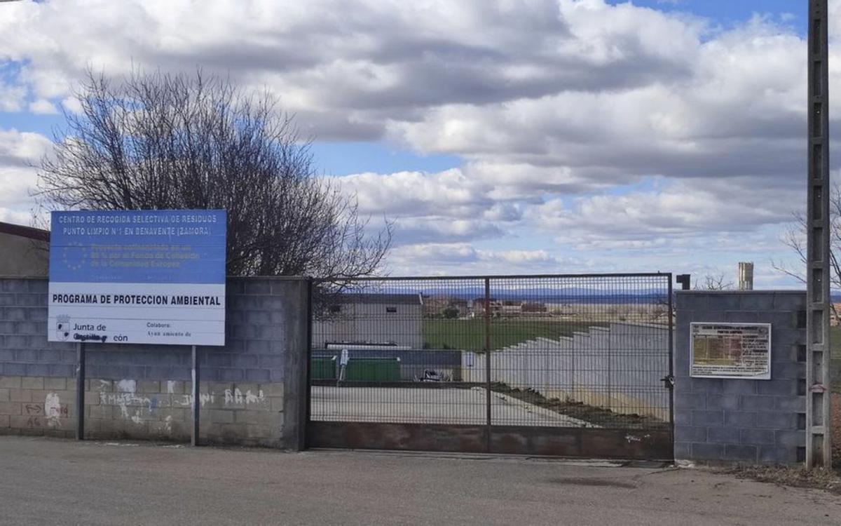 Punto limpio en el Camino de Patacorines. | J. A. G.