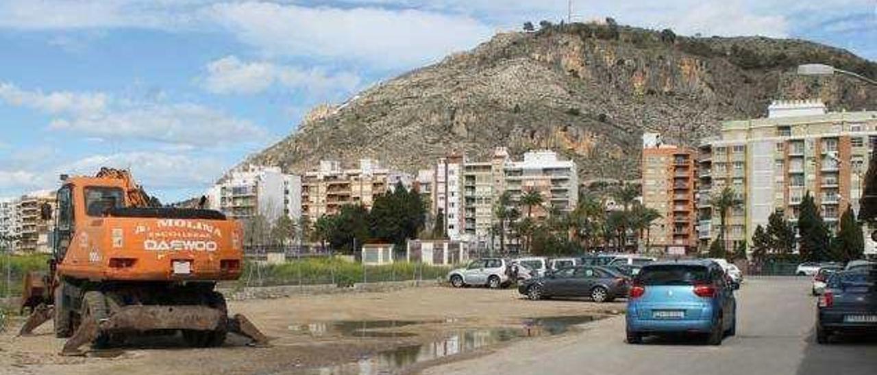 Área descampada en la zona del Prado con la montaña de Cullera, al fondo.