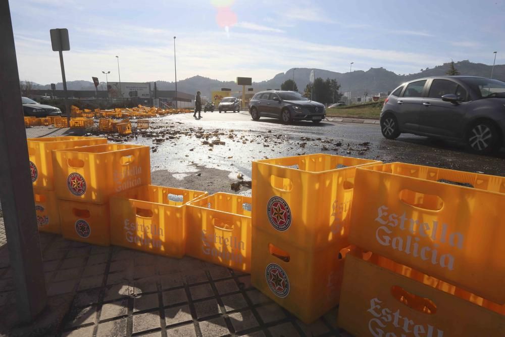 Un camión cargado de botellines de cerveza pierde su mercancía en Xàtiva