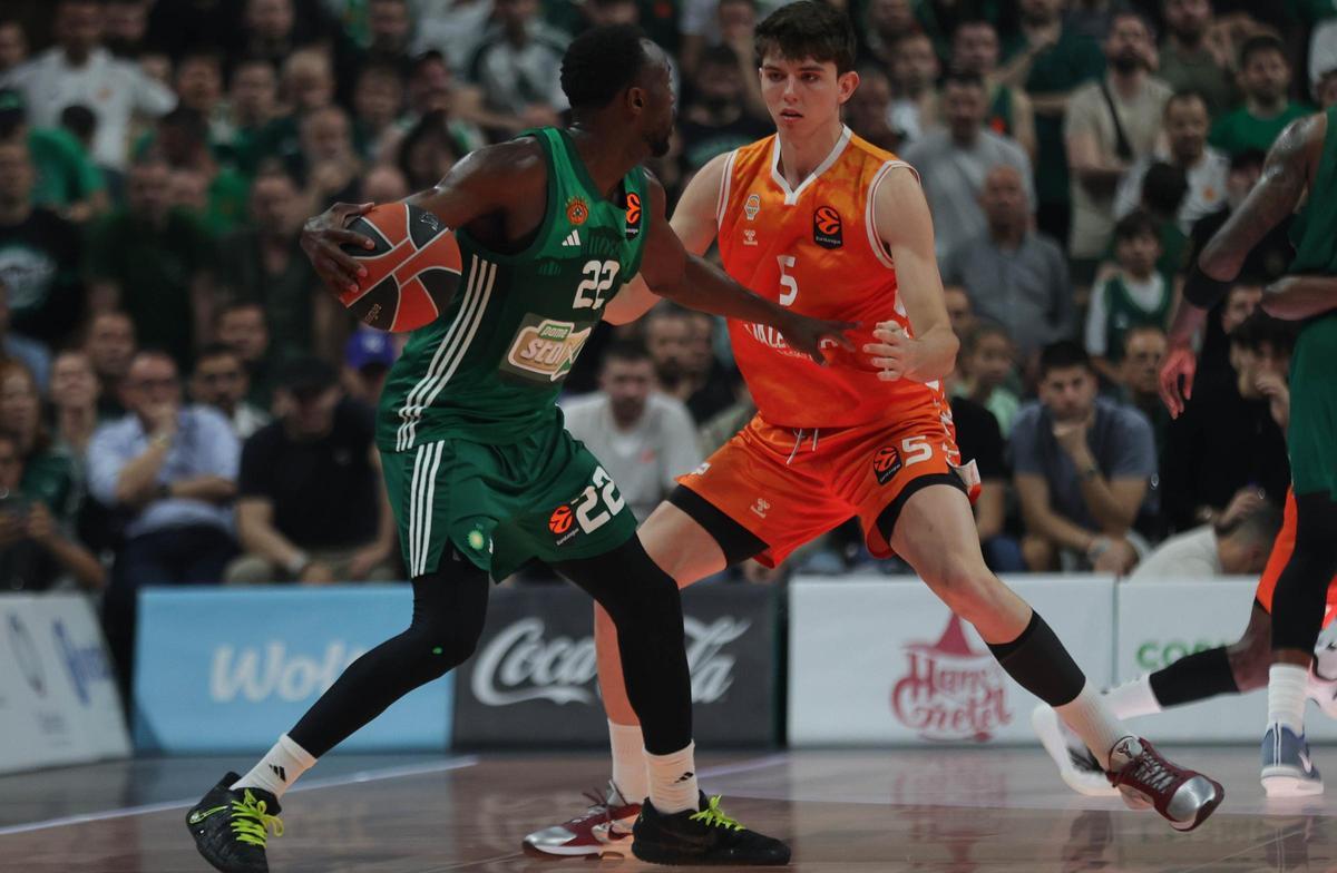 De Larrea, en una acción defensiva ante Jerian Grant en el OAKA.