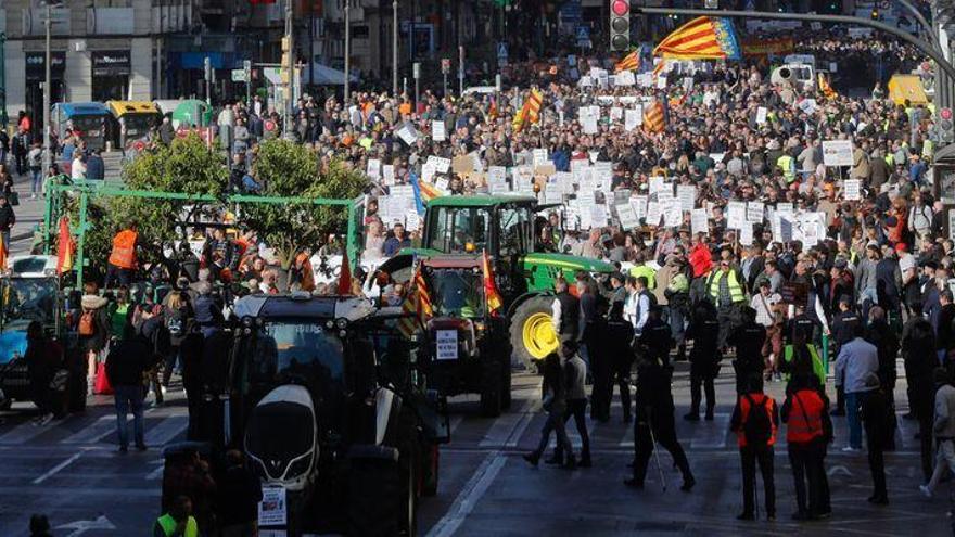 Multitudinaria tractorada y miles de agricultores colapsan el centro de València