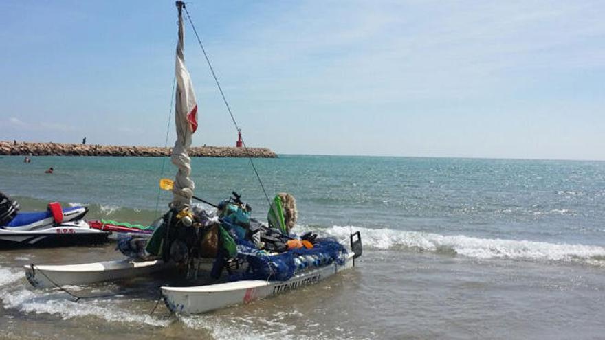 El catamarán cargado de bártulos, con el que el inglés quería llegar a Ibiza